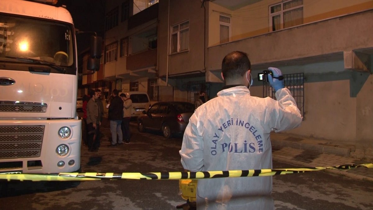 İstanbul da ailesi ile kavga eden şahıs sokaktaki bekçilere ateş etti #1