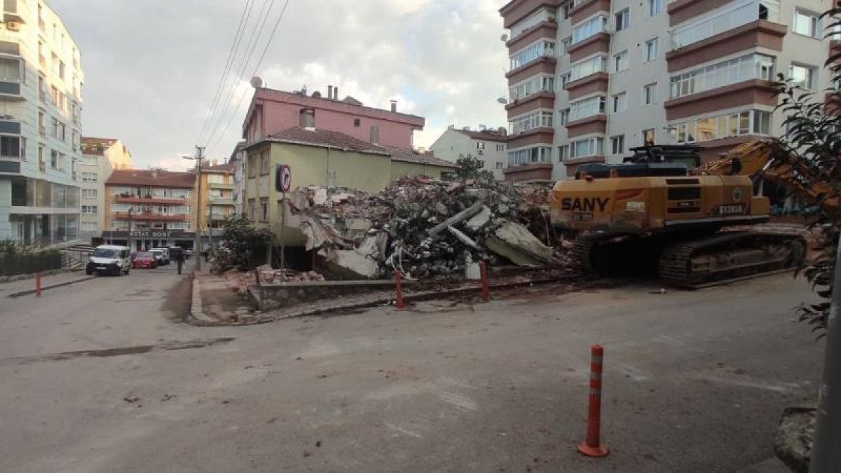 Kocaeli'de bina yıkımı sırasında patlamalar yaşandı 