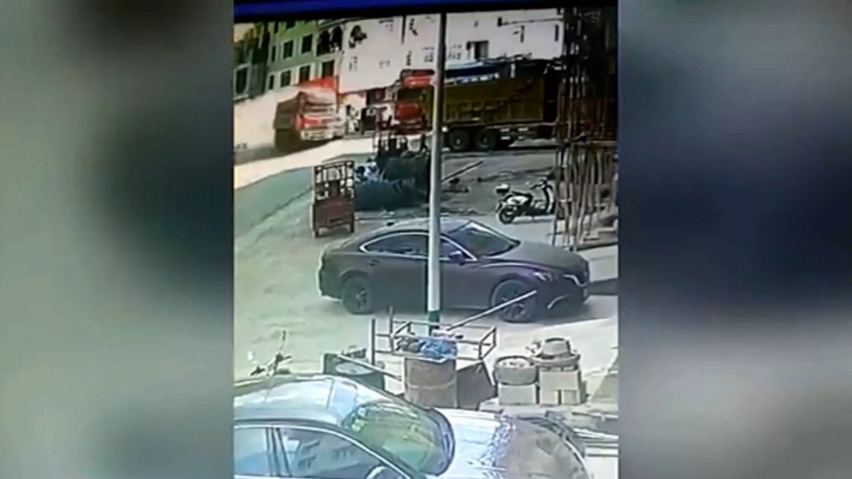 Çin’de kontrolden çıkan kamyon dehşet saçtı #1