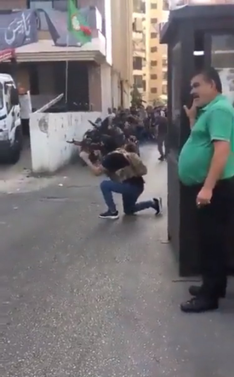 Beyrut taki çatışmayı sakin tavırlarla izleyen adam #1
