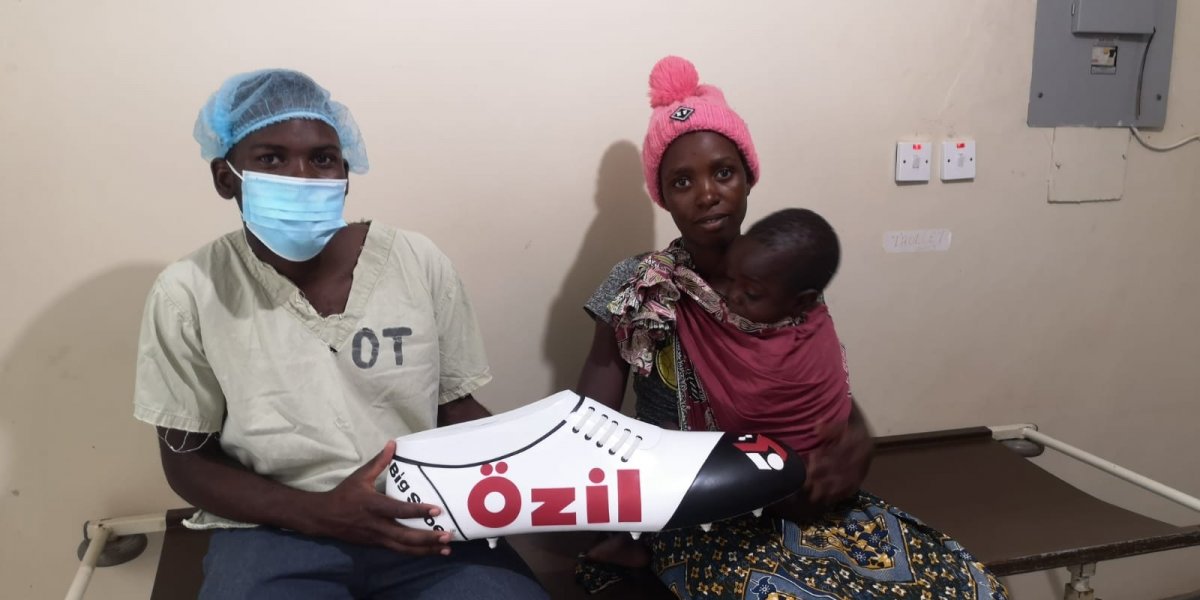 Mesut Özil, Afrika daki çocuklara sağlık desteği gönderdi #2