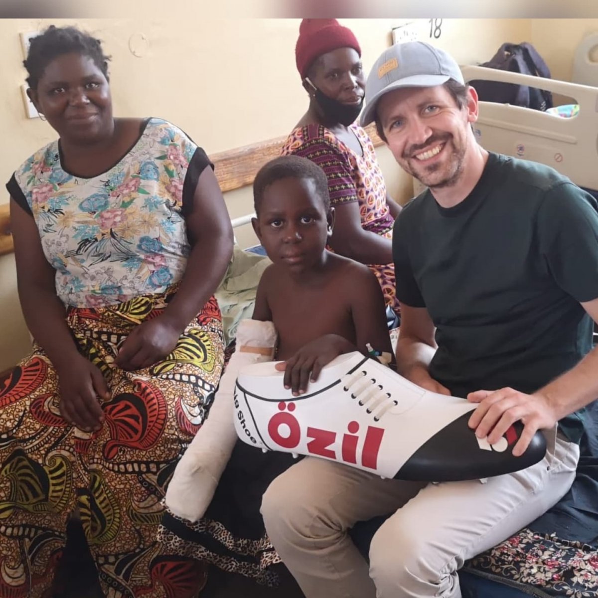Mesut Özil, Afrika daki çocuklara sağlık desteği gönderdi #3