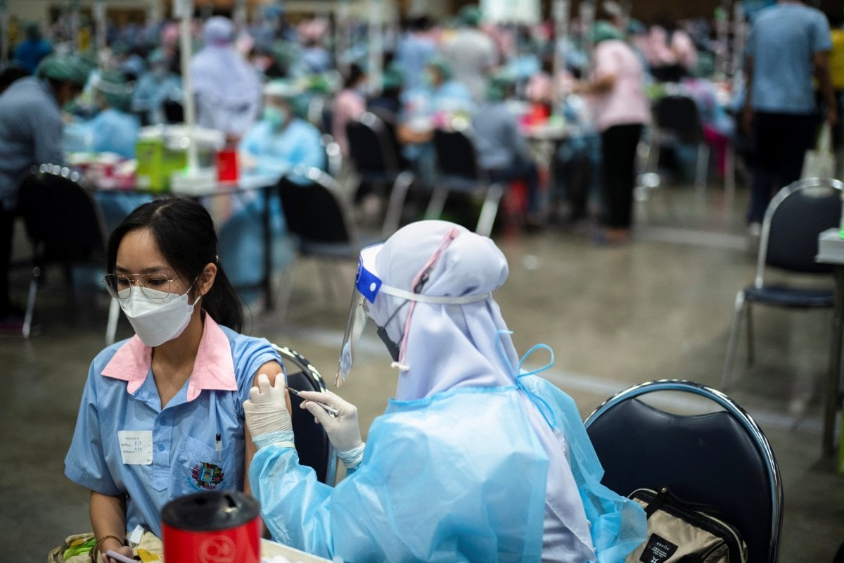 Tayland da öğrencilere koronavirüs aşısı yapıldı #6