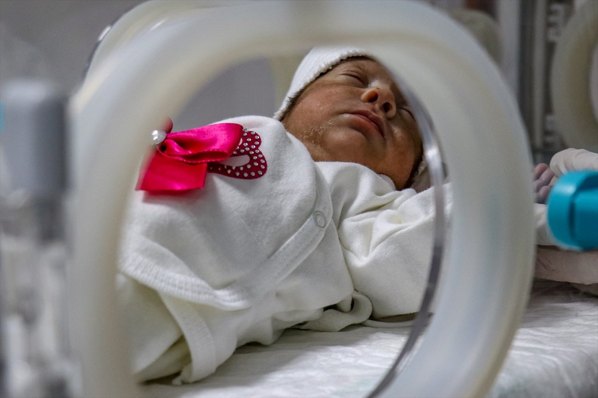 Van da kovid-19 dan ölen 6 aylık hamile annenin bebeğiyle sağlık çalışanları ilgileniyor  #2