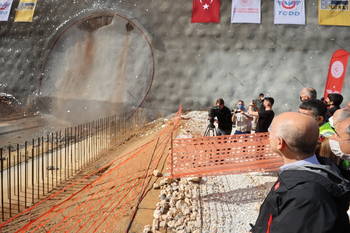 Ankara-İzmir YHT projesindeki Türkiye nin en geniş TBM tünelinde ışık göründü #6