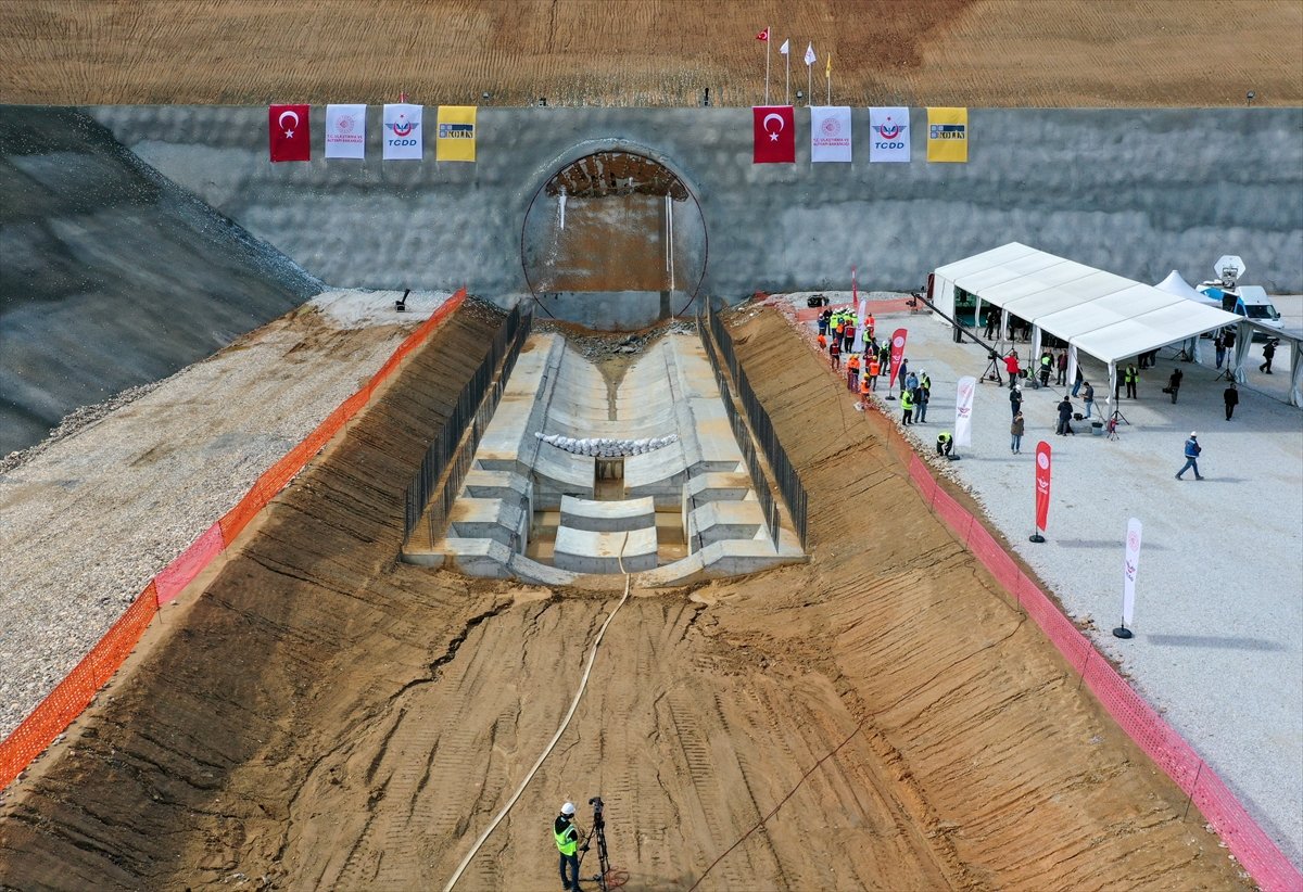 Ankara-İzmir YHT projesindeki Türkiye nin en geniş TBM tünelinde ışık göründü #2