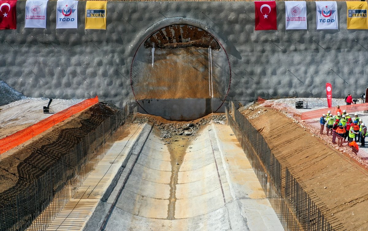 Ankara-İzmir YHT projesindeki Türkiye nin en geniş TBM tünelinde ışık göründü #1