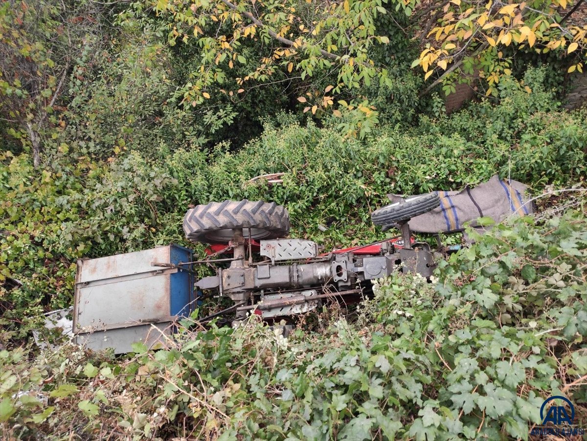 Manisa da traktör devrildi: 1 ölü, 1 yaralı #1