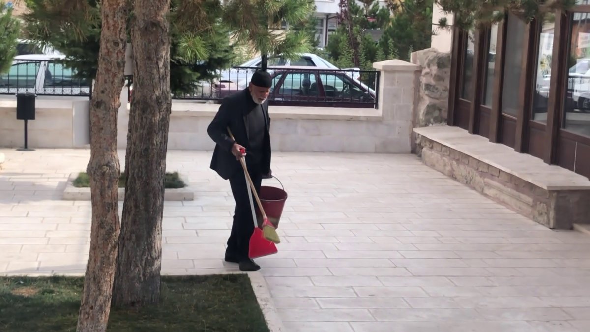 Sivas ta 85’lik çınar her gün cami bahçesini temizliyor #2