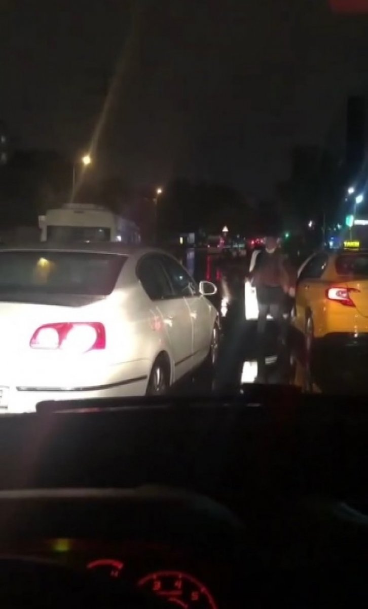 Esenler’de taksi şoförü, otomobilin camını yumruklayıp yol kesti #3
