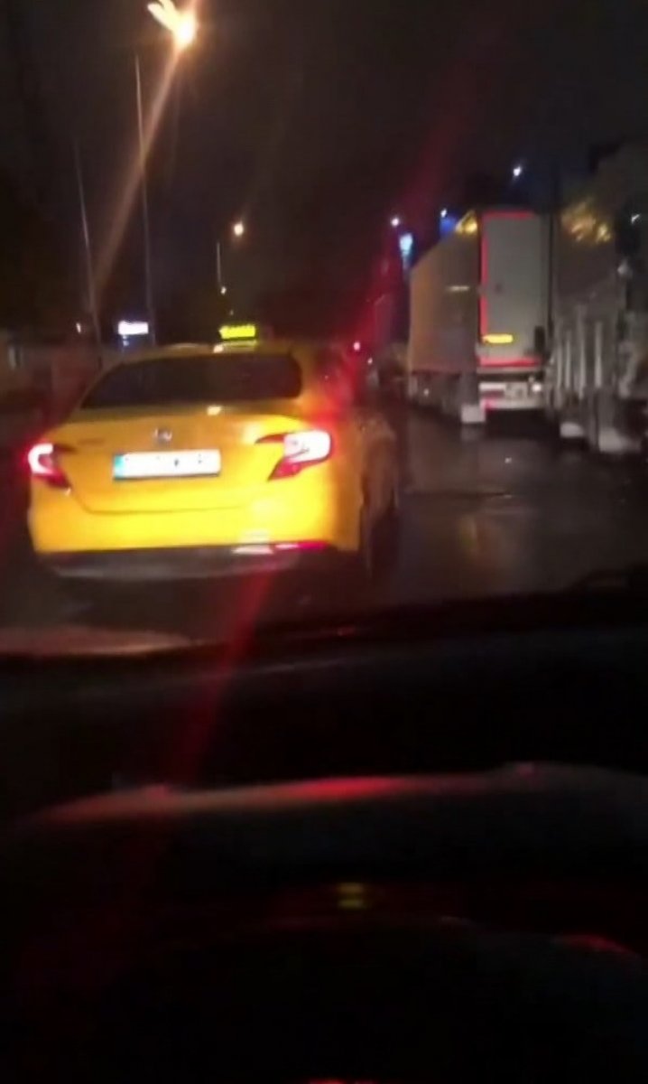 Esenler’de taksi şoförü, otomobilin camını yumruklayıp yol kesti #1
