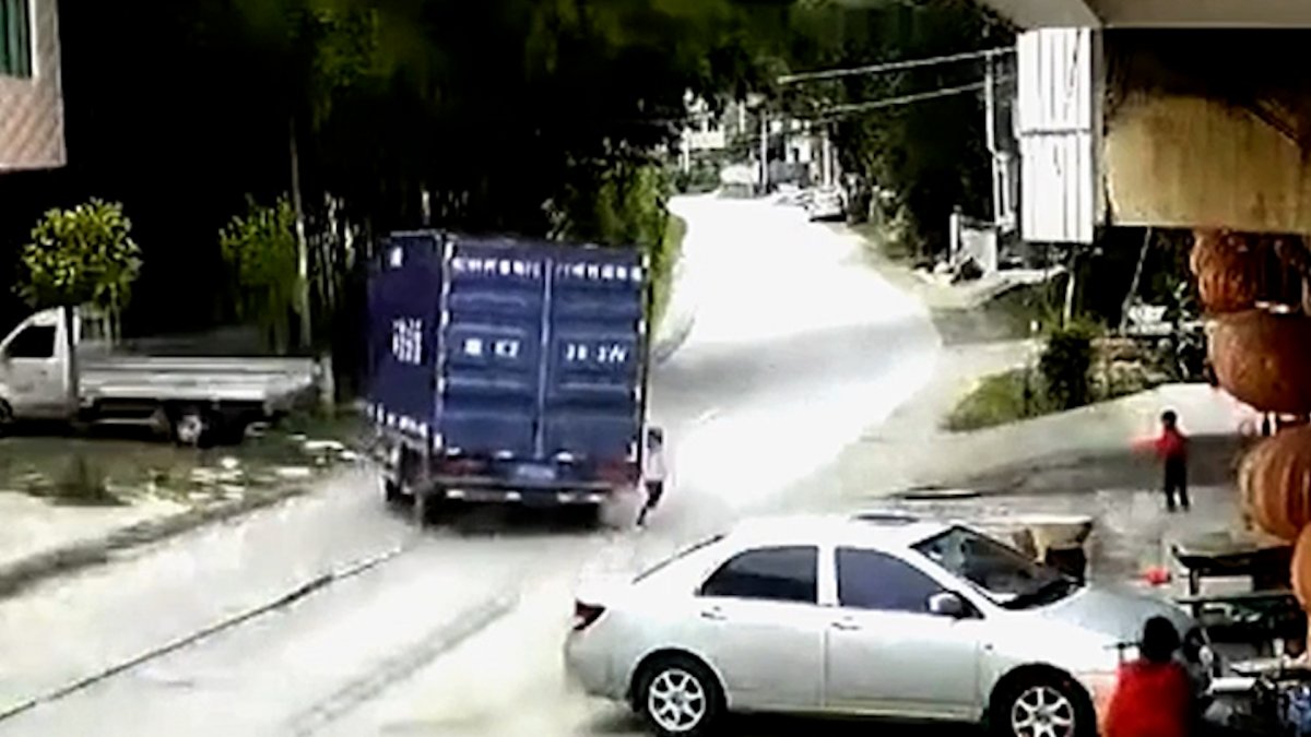 Çin’de, yola atlayan çocuk kamyonun altında kalmaktan saniyeler ile kurtuldu #4