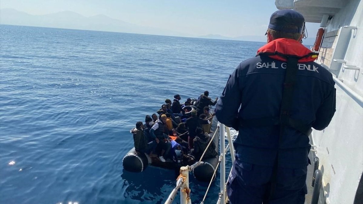 Kuşadası açıklarında 53 kaçak göçmen kurtarıldı