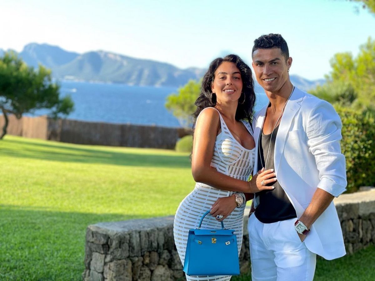 Cristiano Ronaldo, sevgilisine mücevher çantası aldı #7