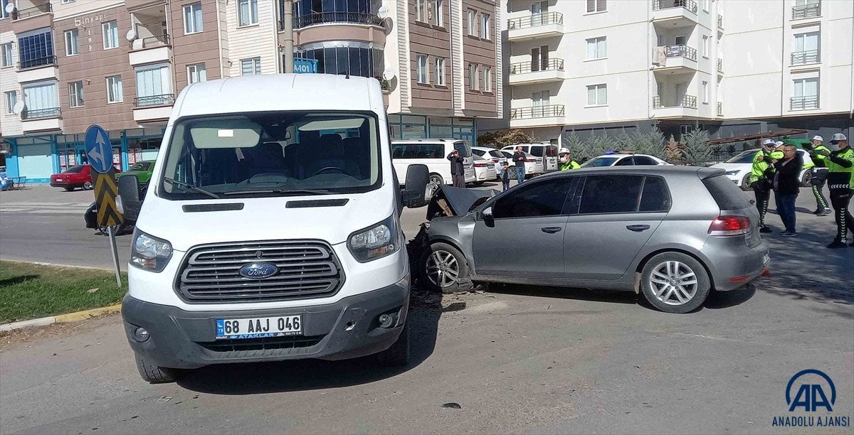 Aksaray da öğrenci servisi ile otomobil çarpıştı: 10 yaralı #2