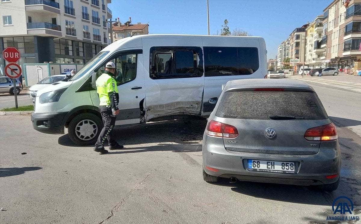 Aksaray da öğrenci servisi ile otomobil çarpıştı: 10 yaralı #3