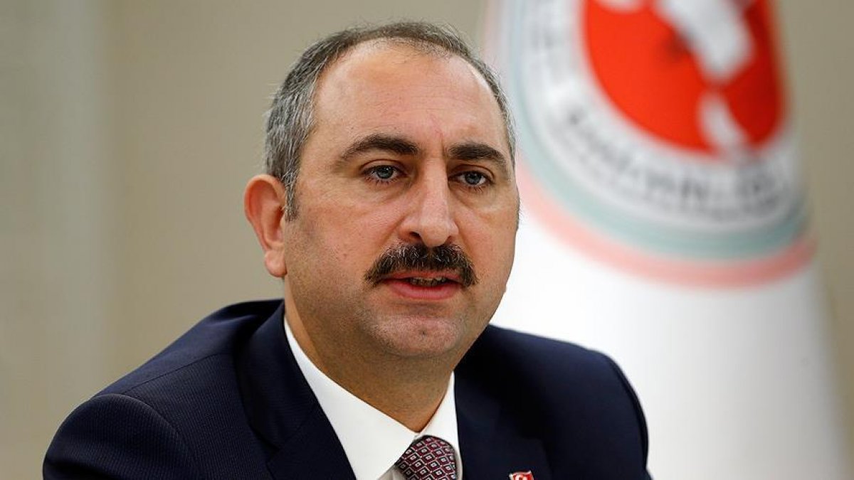 Bakanı Gül: Bir hukukçu kanunu uygulama kabiliyetine göre ölçülemez