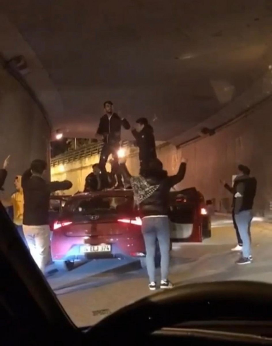 İstanbul da 2 farklı noktada tüneli kapatarak asker eğlencesi yaptılar #1