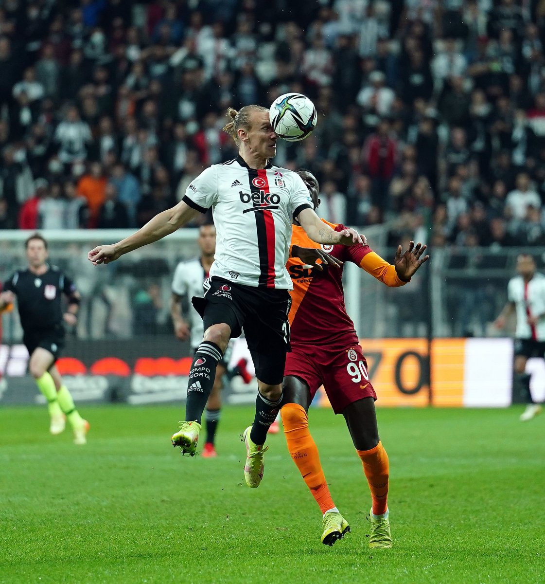 Beşiktaş, Galatasaray ı 2 golle geçti #2