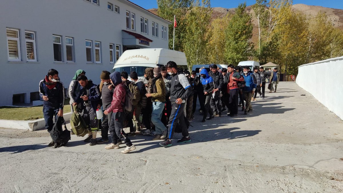 Bitlis'te 48 göçmen minibüste yakalandı