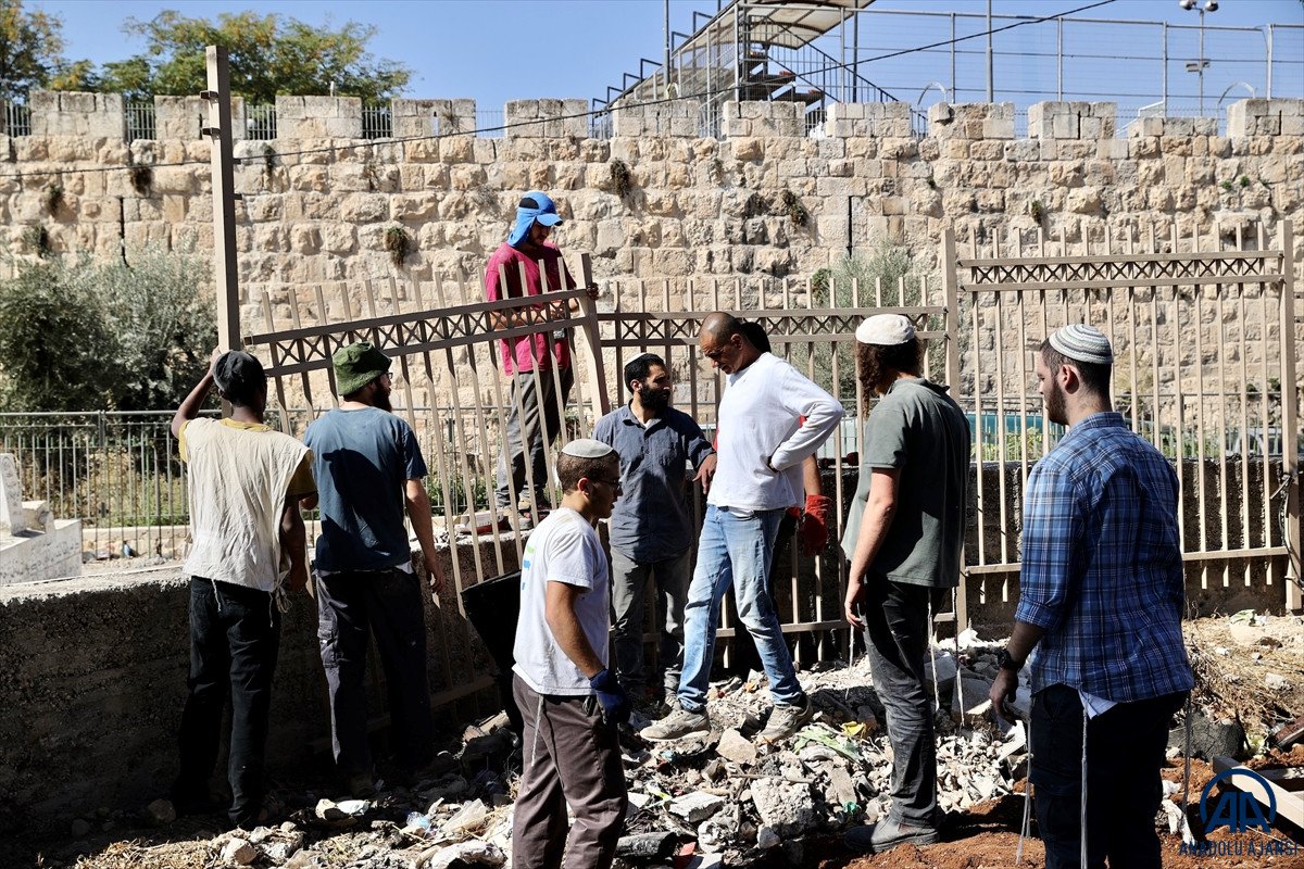 İsrail, park yapmak için Müslüman mezarlarını yıkmaya başladı #10