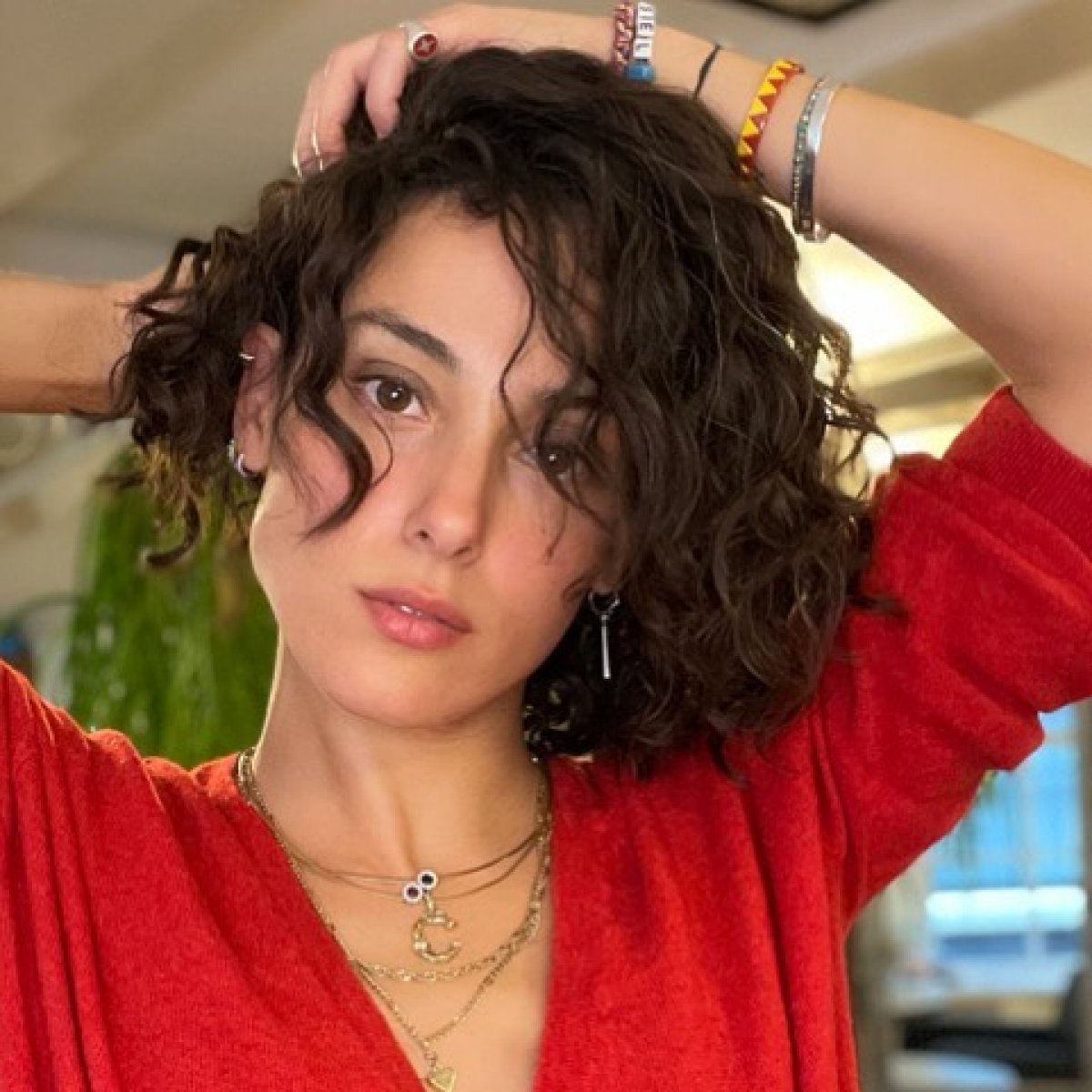 Cansu Tosun saçlarını kesti #1