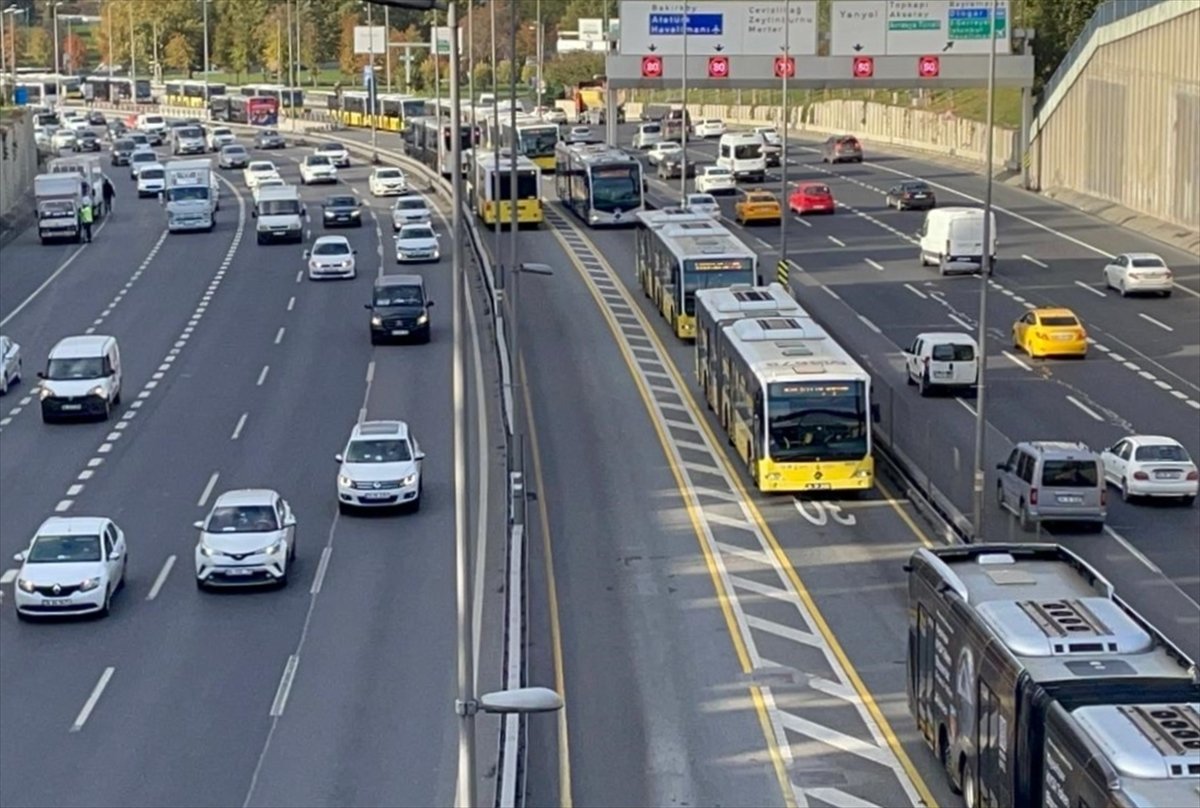 Edirnekapı’da arızalanan metrobüs, araç kuyruğu oluşturdu  #1