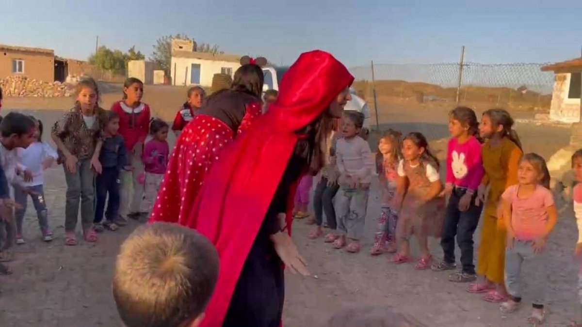 Şanlıurfa’da palyaçoların çocukları eğlendirmesine muhtar izin vermedi #1