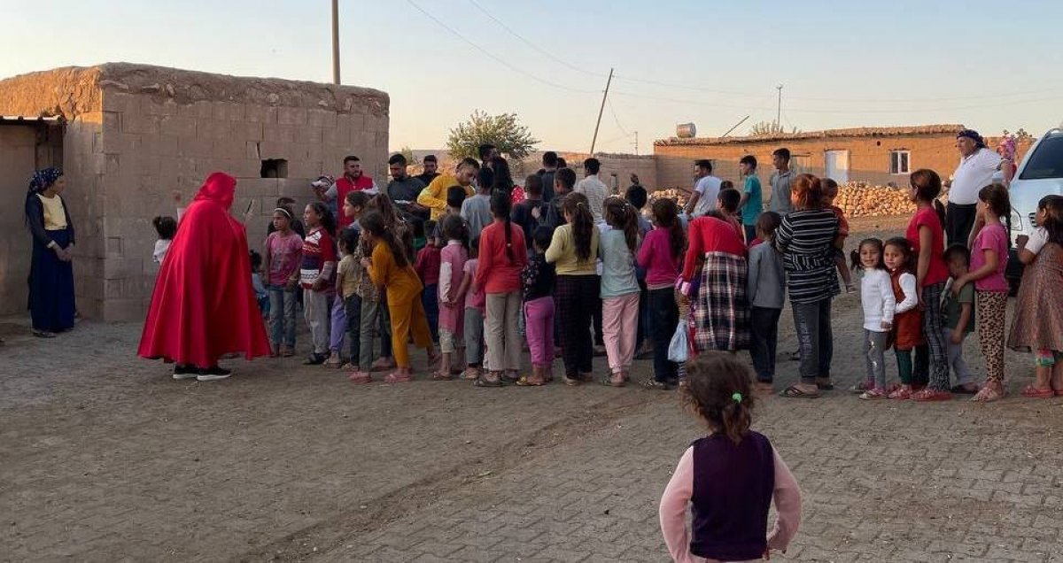 Şanlıurfa’da palyaçoların çocukları eğlendirmesine muhtar izin vermedi #4