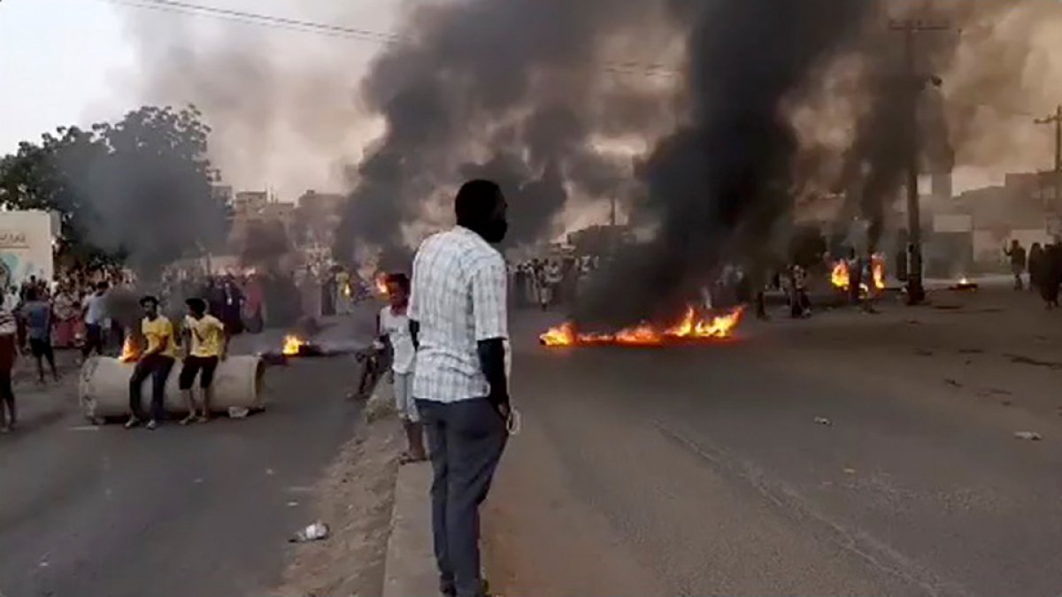Sudan’da darbe girişimi: Başbakan ev hapsine alındı #3