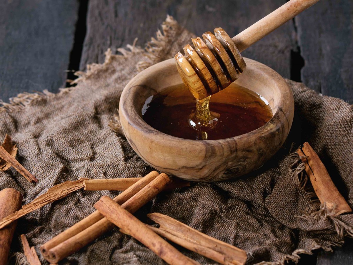 1 чайная ложка корицы. Мед и корица. Мед и специи. Чай с медом и корицей. Мед и пряности.