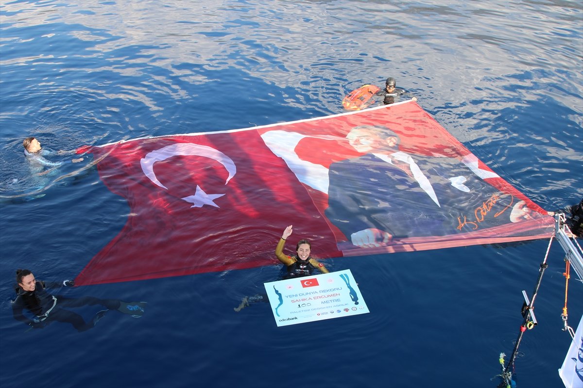 Şahika Ercümen broke the world record with a 100-meter dive #7