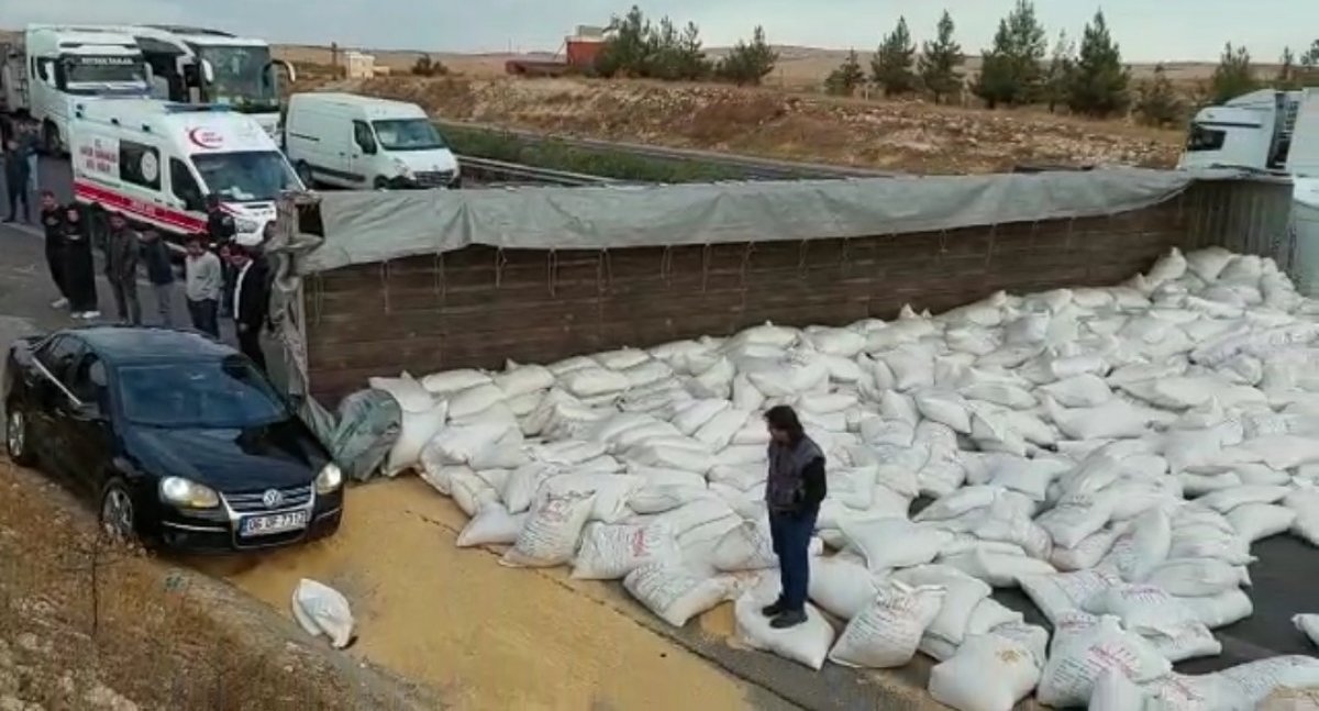 Gaziantep’te tahıl yüklü tır yola devrildi  #1