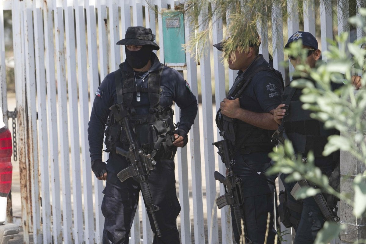 Meksika da kamyonetin kasasında yanmış 6 ceset bulundu #1