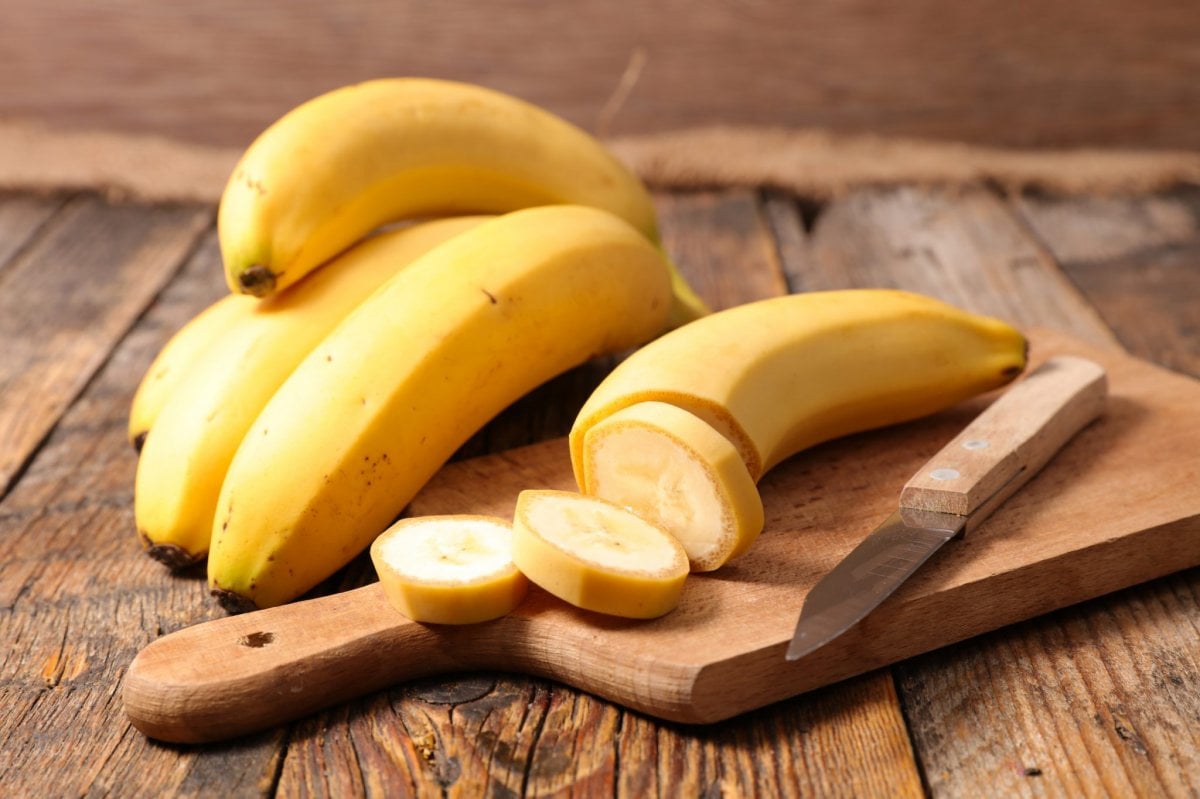 Банан. Красивый банан. Банан нарезанный. Банан картинка.
