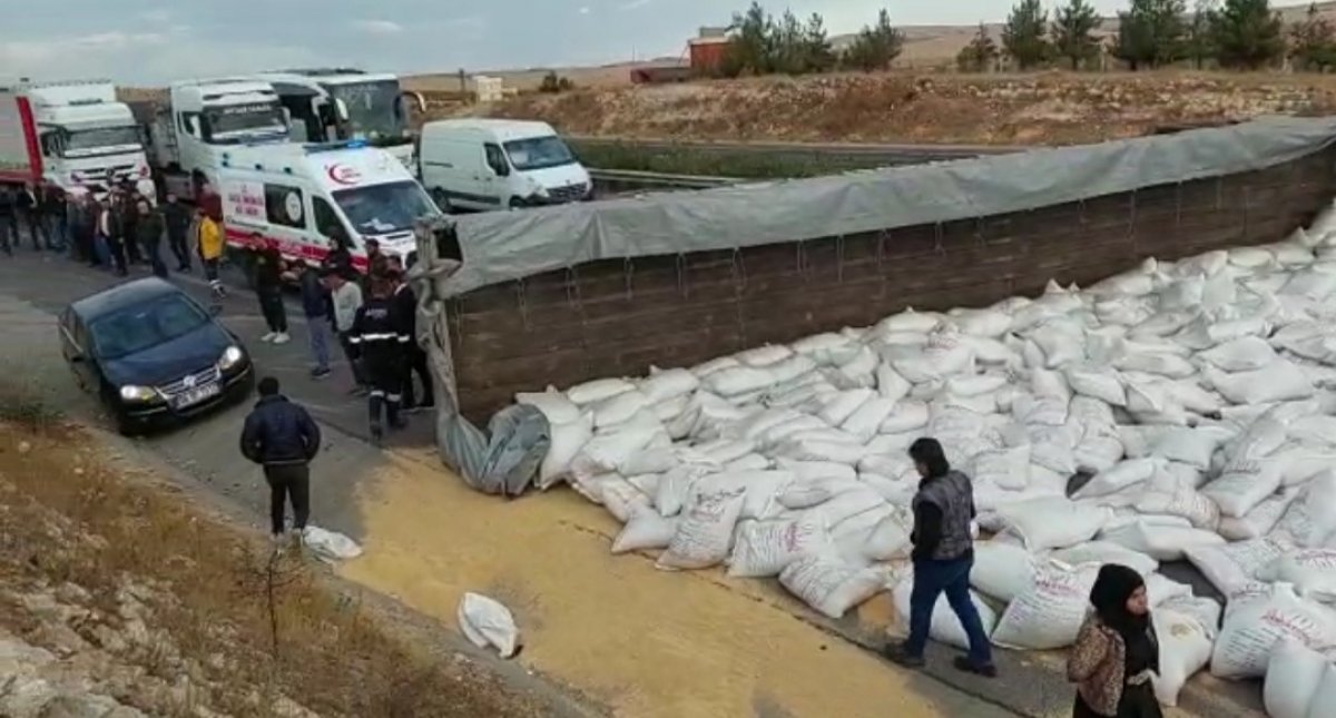 Gaziantep’te tahıl yüklü tır yola devrildi  #2