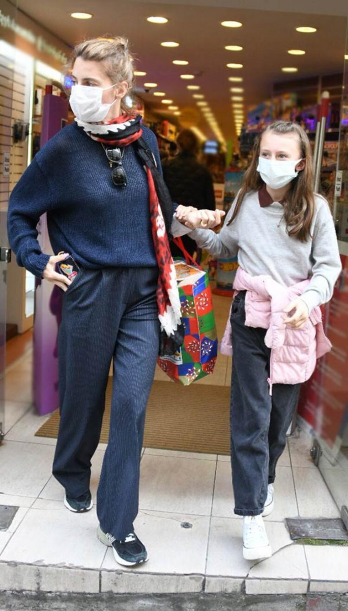 Tuba Ünsal ın güzelliği kızına geçmiş! Anne-kız birbirinin kopyası... #6