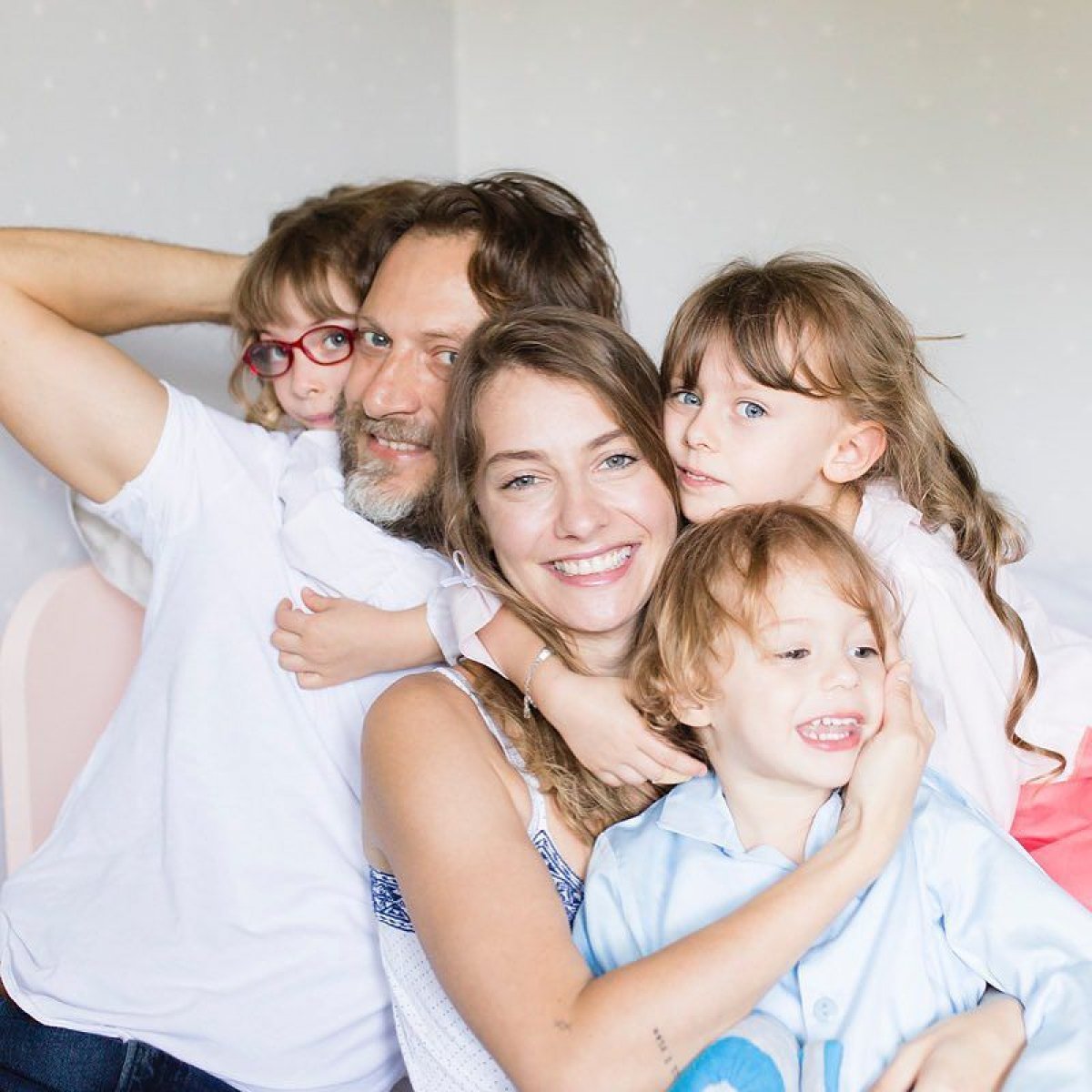 Tuba Ünsal ın güzelliği kızına geçmiş! Anne-kız birbirinin kopyası... #1