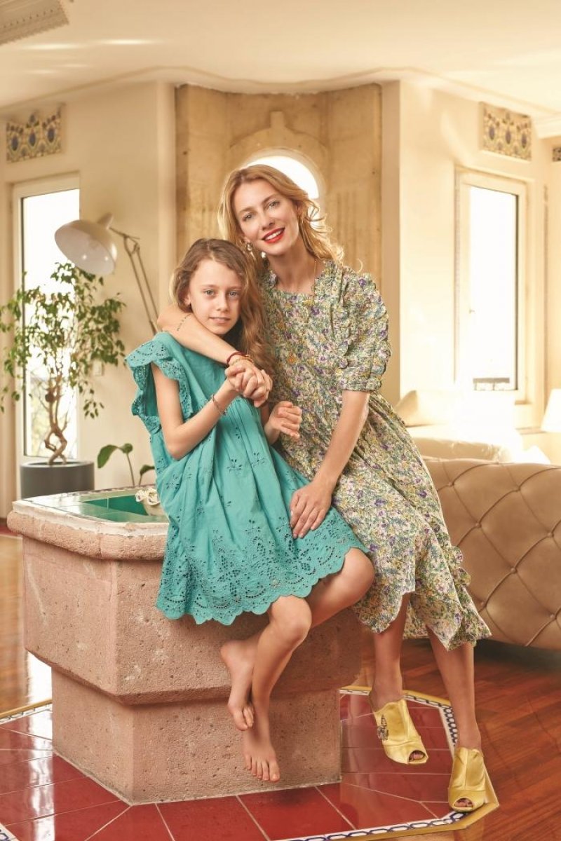 Tuba Ünsal ın güzelliği kızına geçmiş! Anne-kız birbirinin kopyası... #5