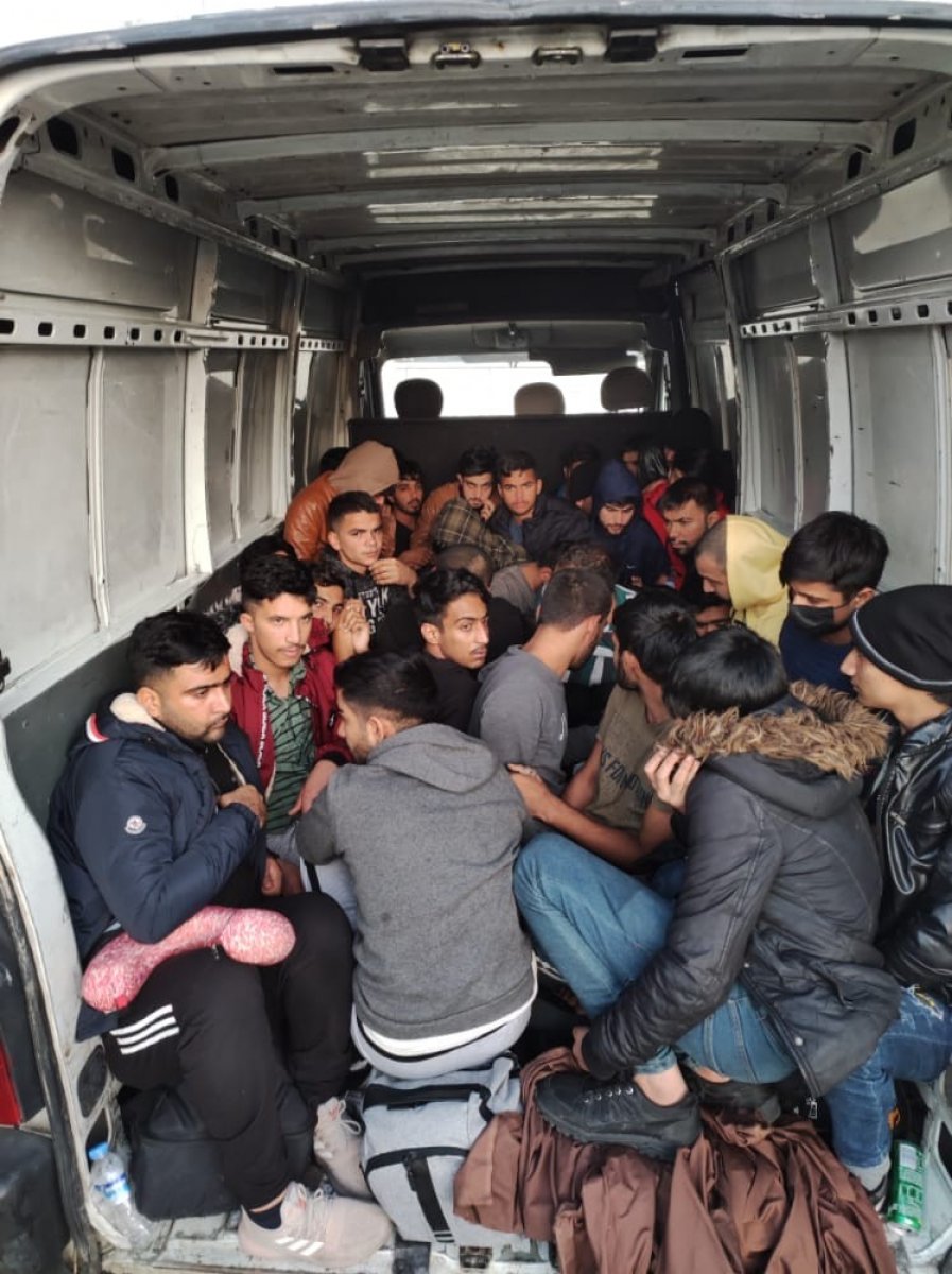 القاء القبض على 99 مواطناً أجنبياً ، بينهم 22 طفلاً ، في أفيون قره حصار القاء القبض على 99 مواطناً أجنبياً ، بينهم 22 طفلاً ، في أفيون قره حصار