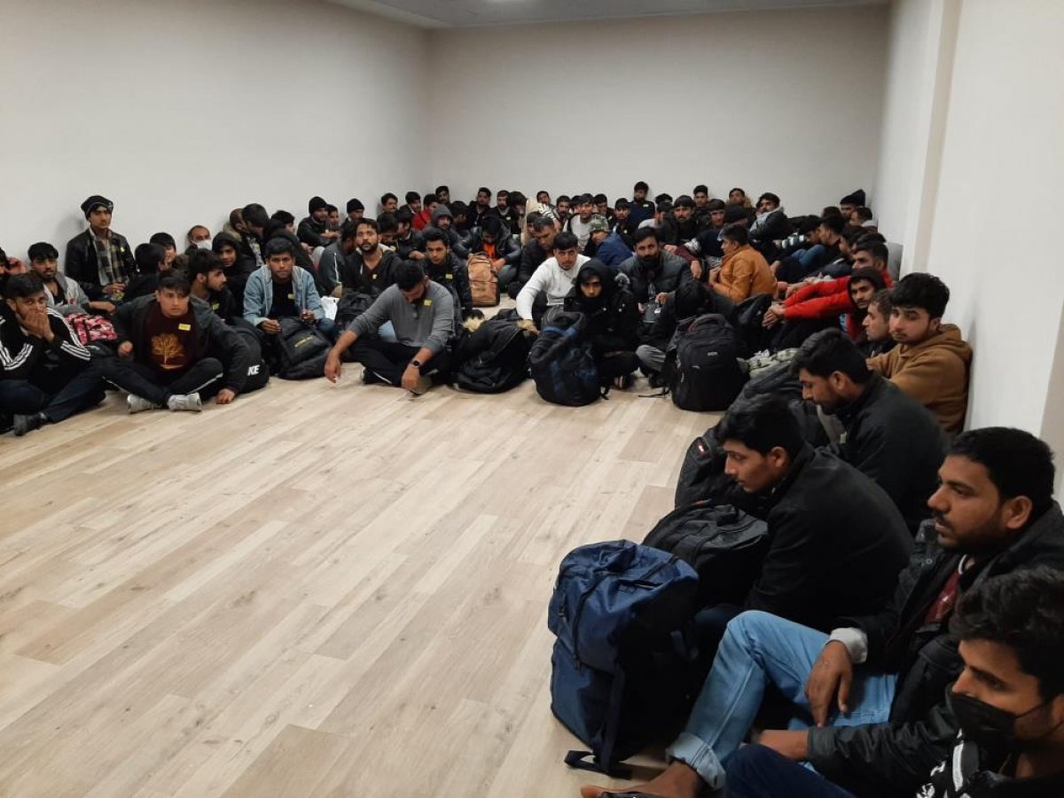 القاء القبض على 99 مواطناً أجنبياً ، بينهم 22 طفلاً ، في أفيون قره حصار القاء القبض على 99 مواطناً أجنبياً ، بينهم 22 طفلاً ، في أفيون قره حصار