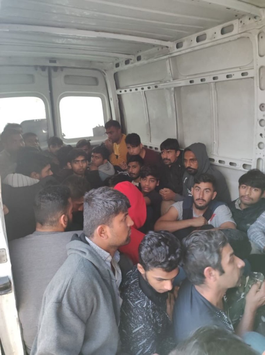 القاء القبض على 99 مواطناً أجنبياً ، بينهم 22 طفلاً ، في أفيون قره حصار القاء القبض على 99 مواطناً أجنبياً ، بينهم 22 طفلاً ، في أفيون قره حصار