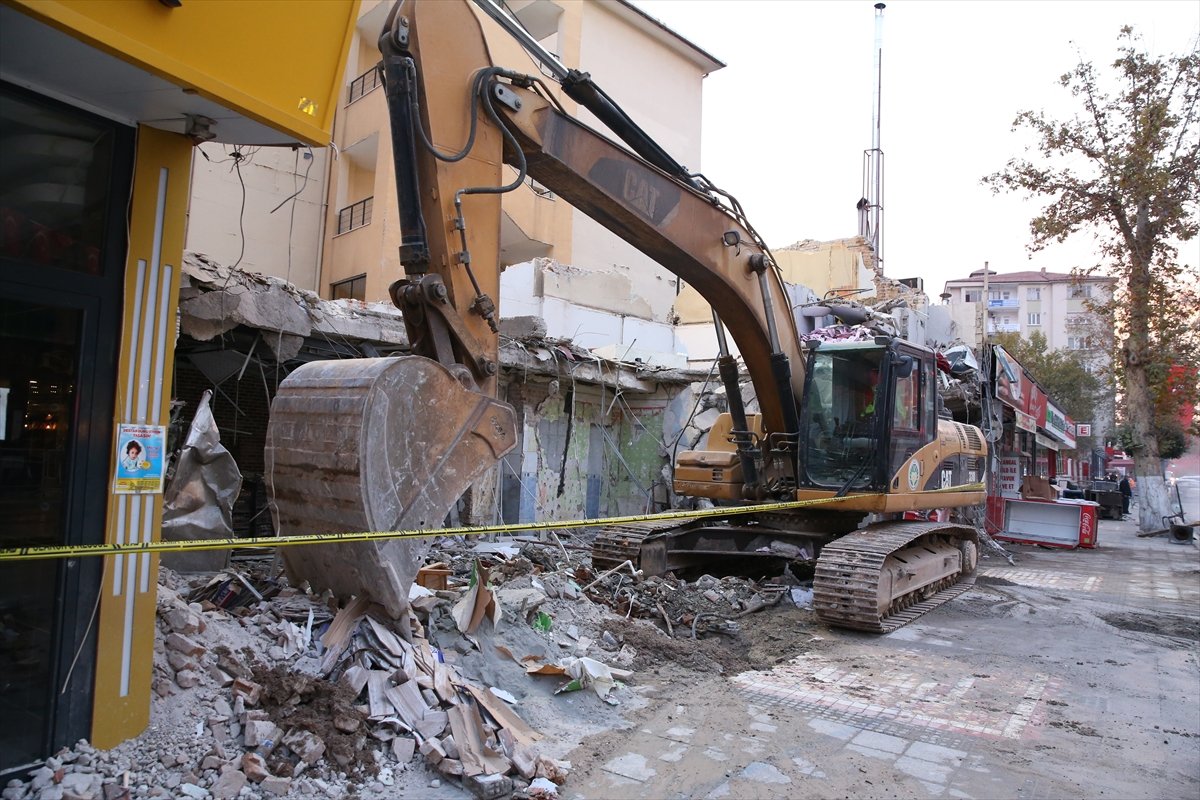 Malatya’da çöken binadaki hasar gün ağarınca ortaya çıktı #2