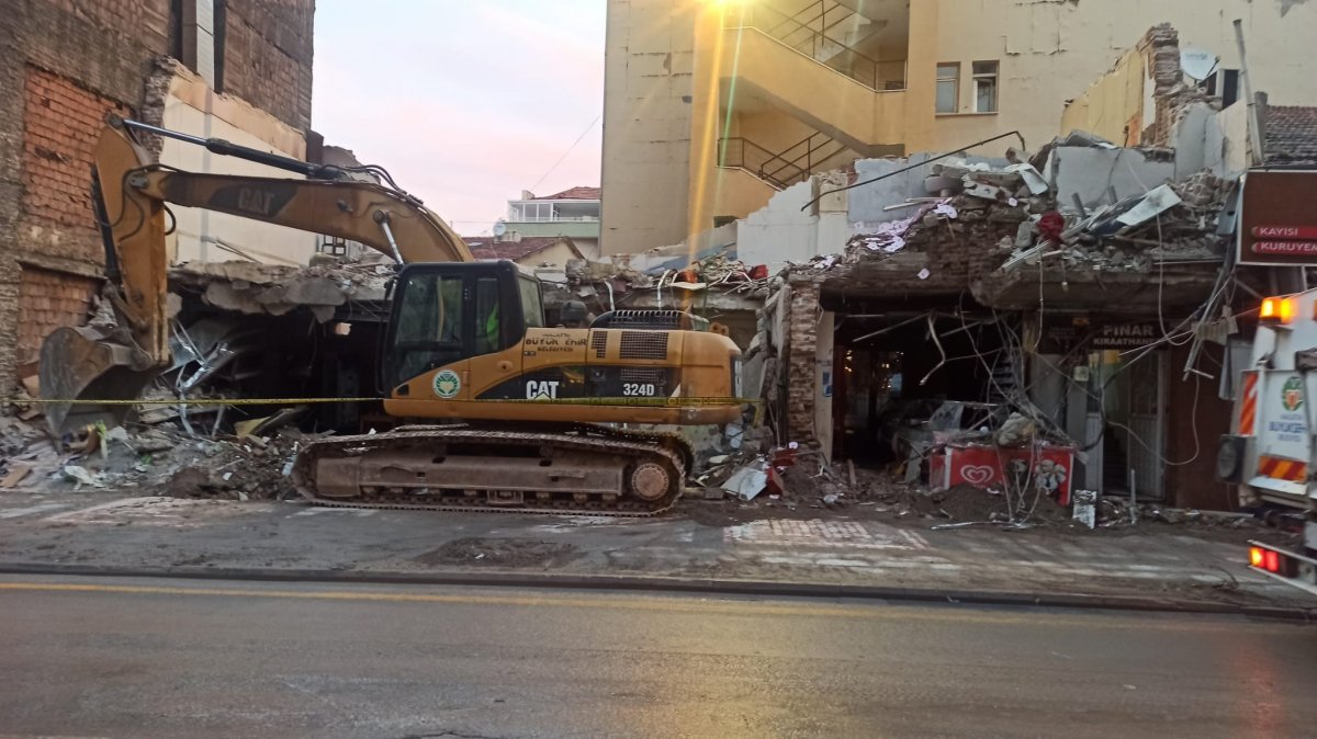 Malatya’da çöken binadaki hasar gün ağarınca ortaya çıktı #1
