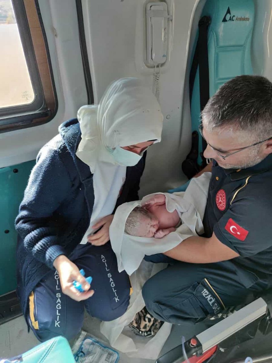 Karaman da yolda doğum sancıları başlayan kadın ambulansta doğurdu #1