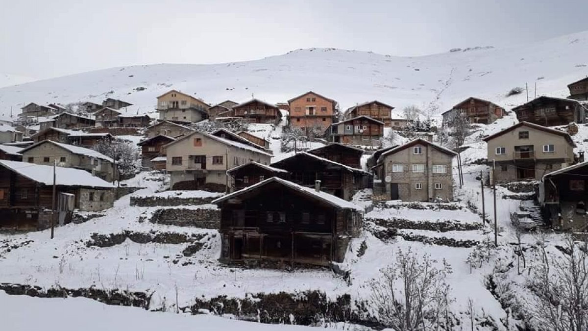 Bayburt - Trabzon sınırındaki köyler beyaza büründü 