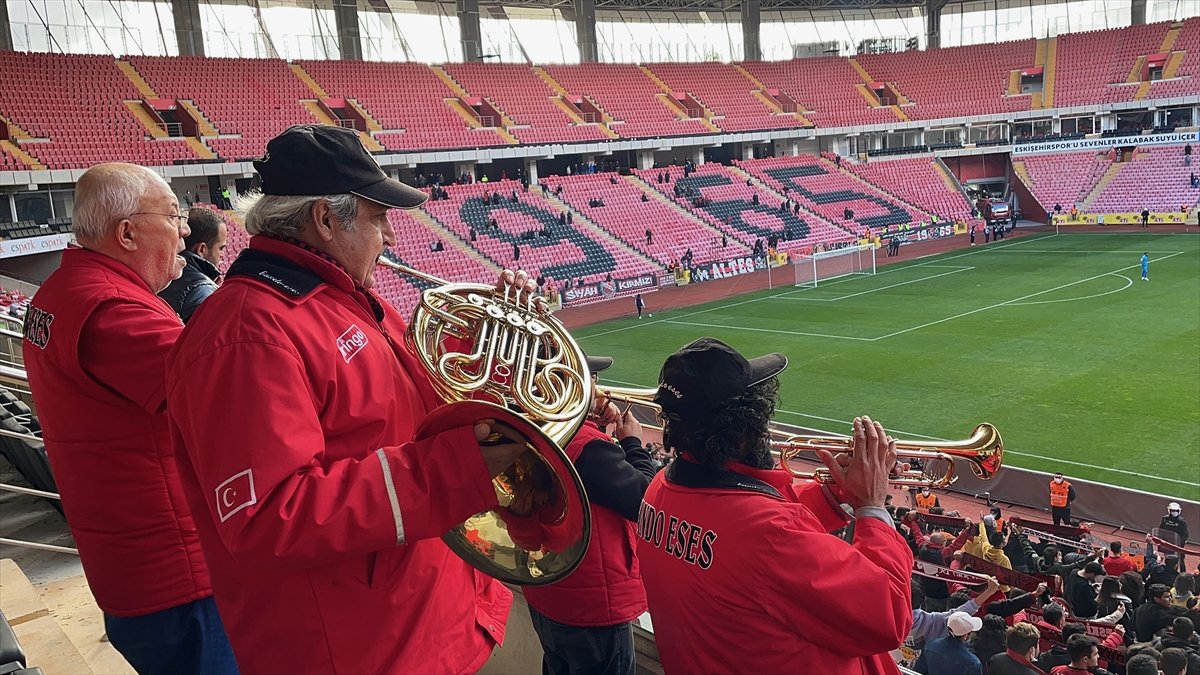 Eskişehirspor’s Band Es-Es plays sadly