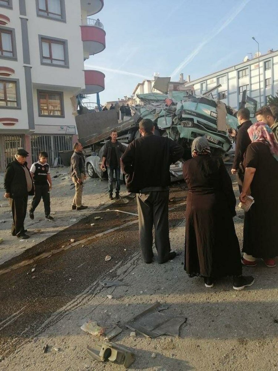 Ankara da freni boşalan kamyon 10 aracı altına aldı #3