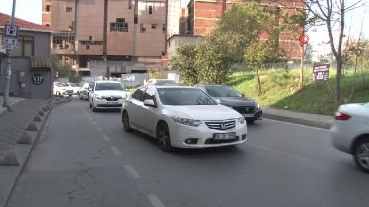 Ataşehir’de İETT otobüsü arızalandı, cadde trafiğe kapandı  #5