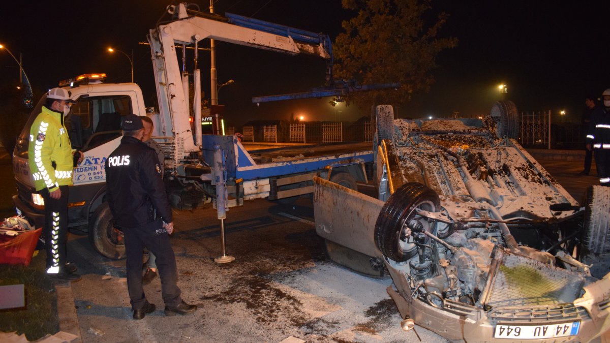 Malatya'da motosikletin sıkıştırdığı araç refüje çarparak takla attı